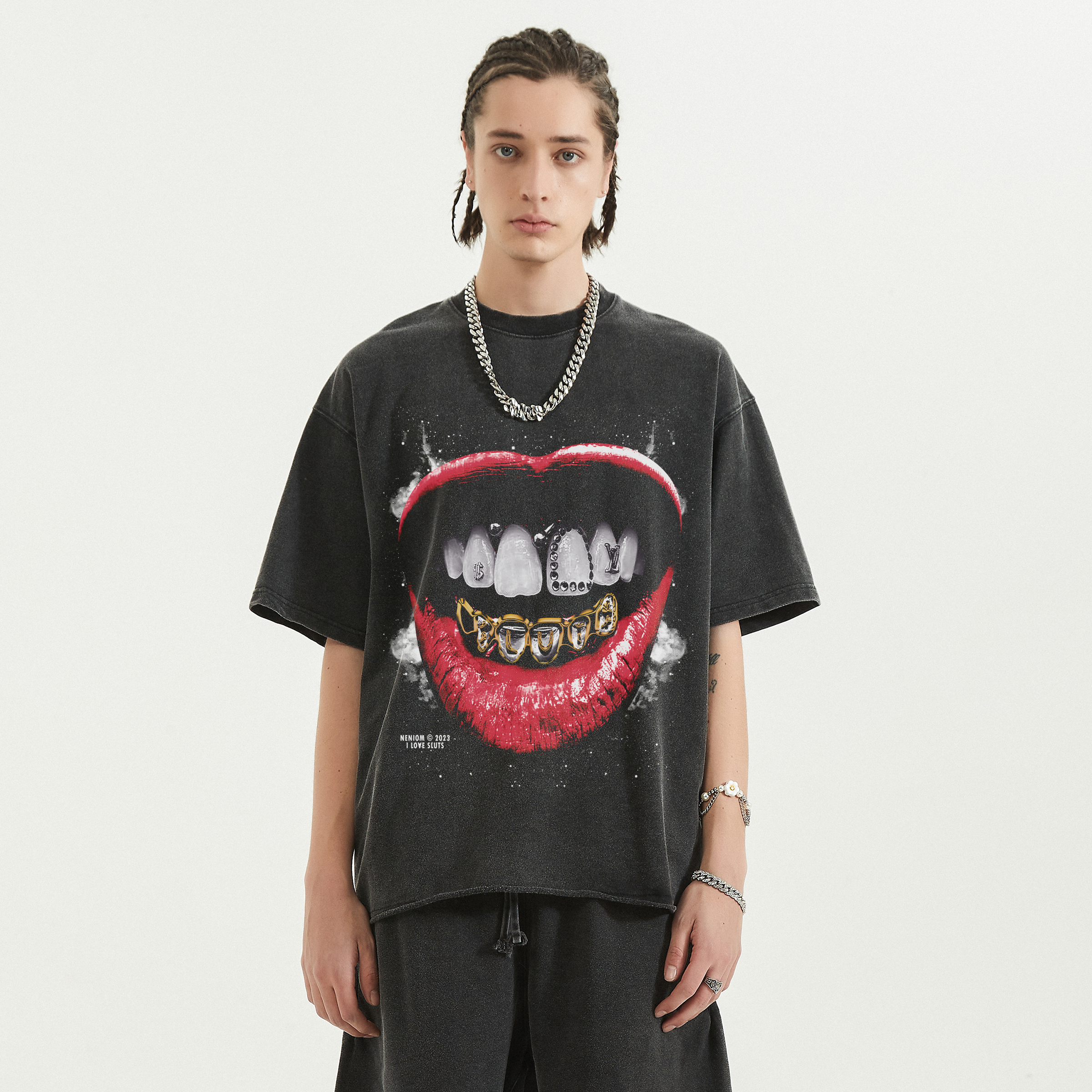 Oversized NENIOM streetwear shirt – I Love Sluts tee with bold grillz design and red lips artwork