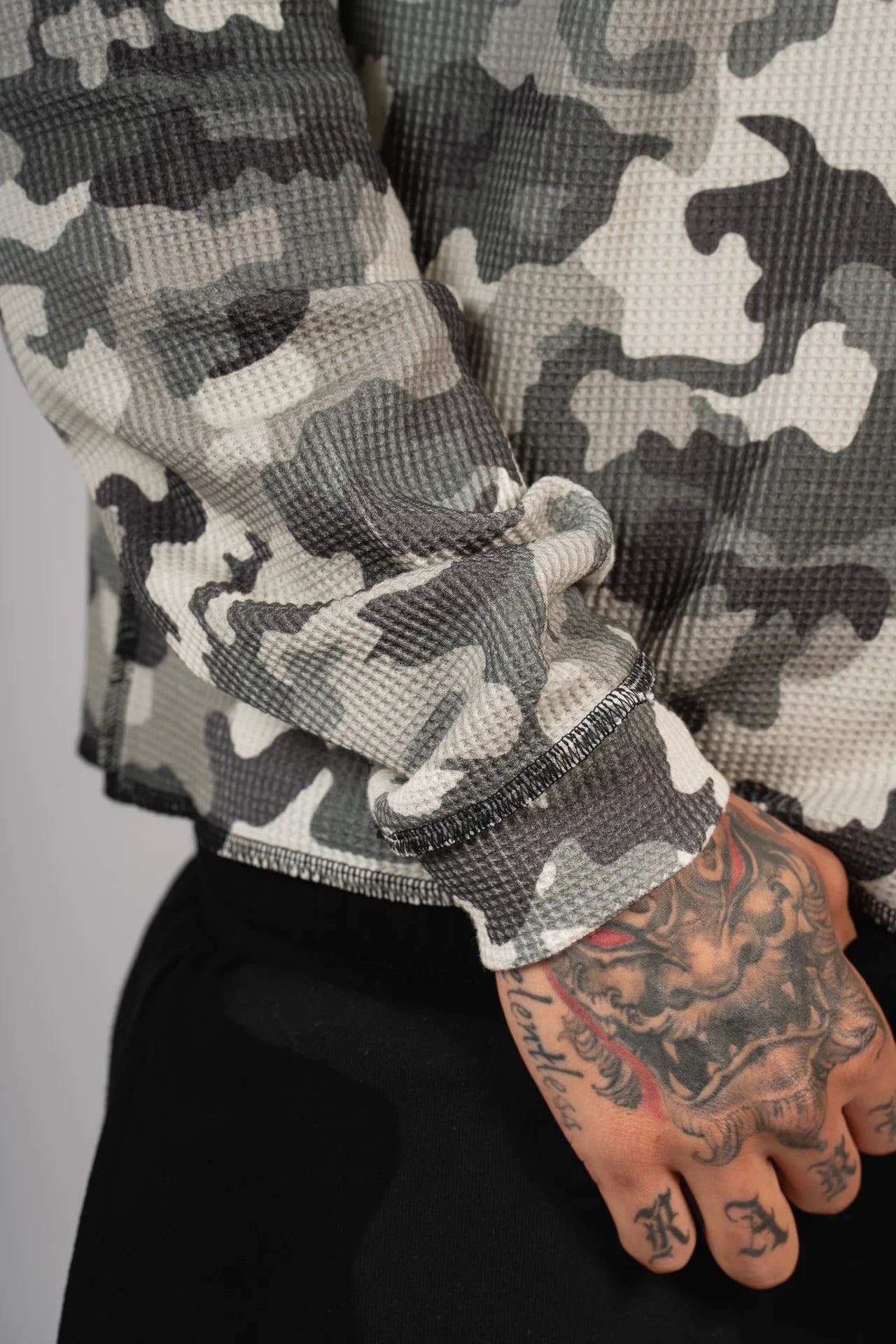 Neniom burnt gray camouflage boxy thermal long-sleeve shirt